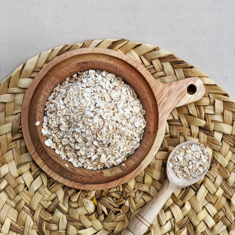 جو دوسر پرک فوری در کاسه چوبی در کنار قاشق چوبی فام لند