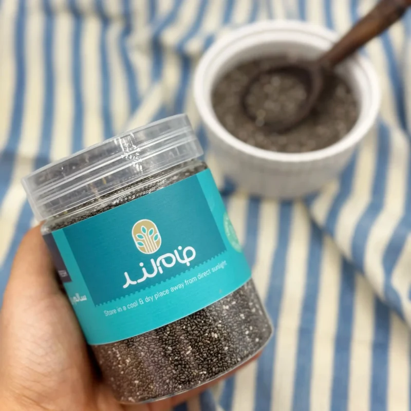 دانه چیا در بسته بندی و کاسه چوبی