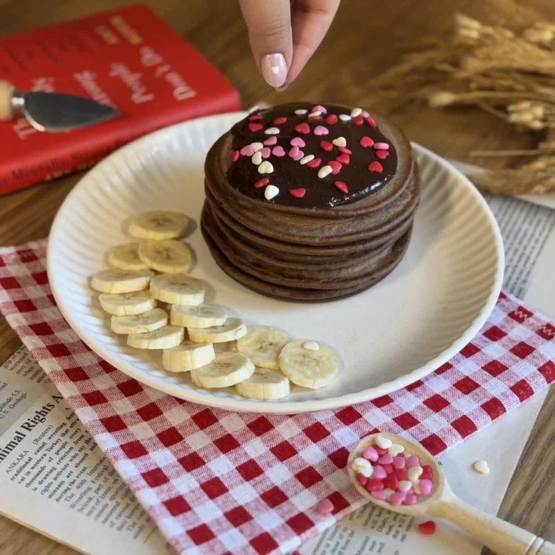 پنکیک شکلاتی با چیدمان موز