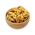 مغز گردو در ظرف چوبی