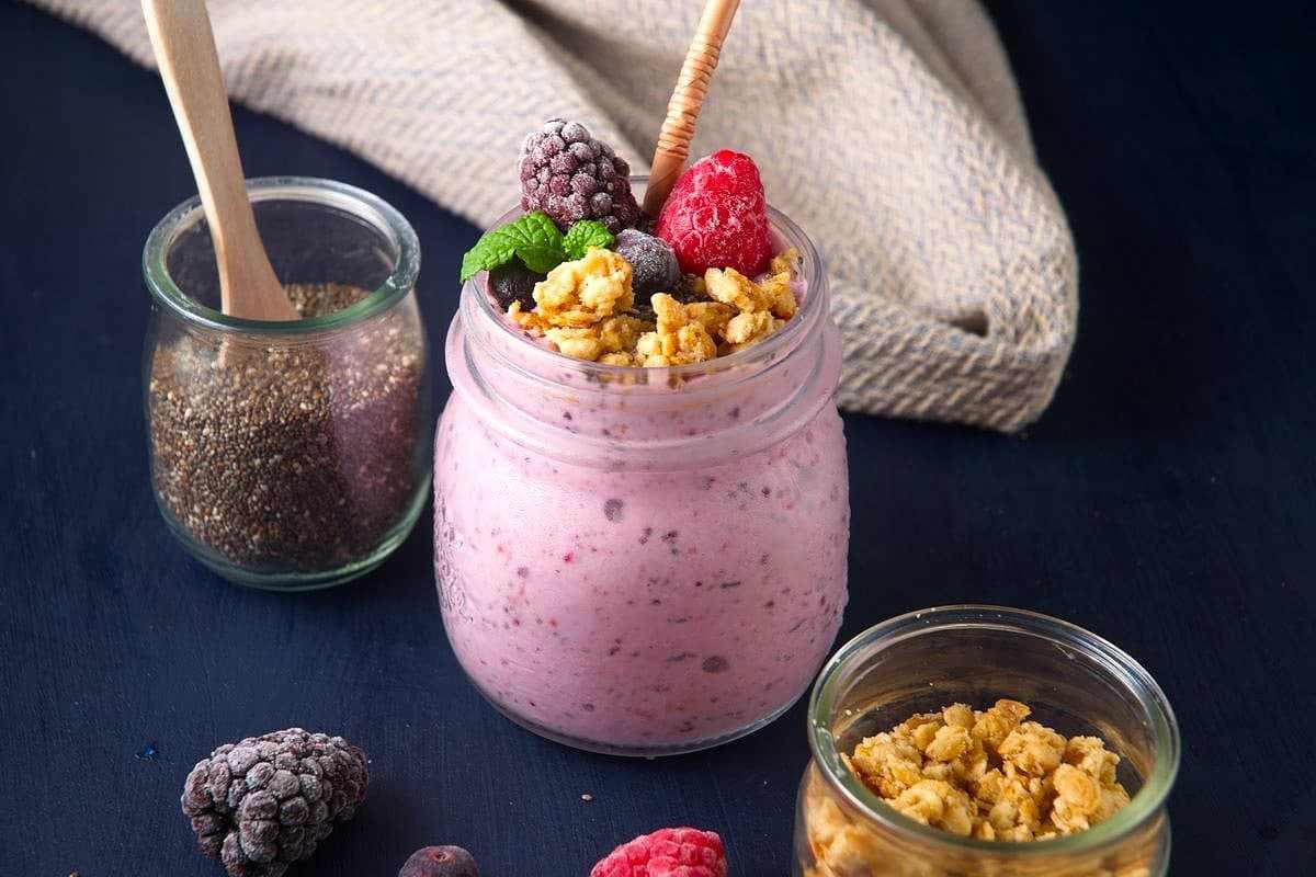 اسموتی دانه چیا و توت‌فرنگی