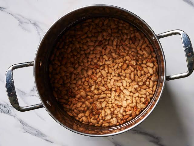 خیساندن لوبیا چیتی برای کاهش نفخ در بارداری
