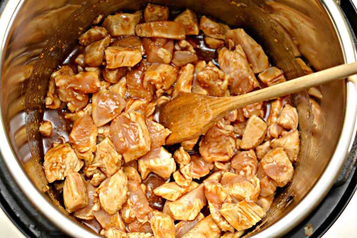 تفت دادن مرغ خورش کاری