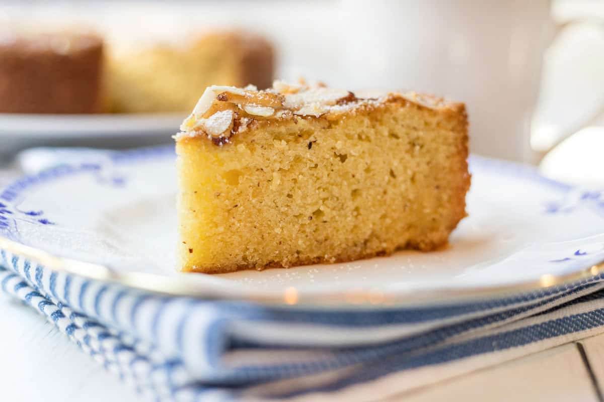 طرز تهیه کیک اسفنجی با آرد بادام