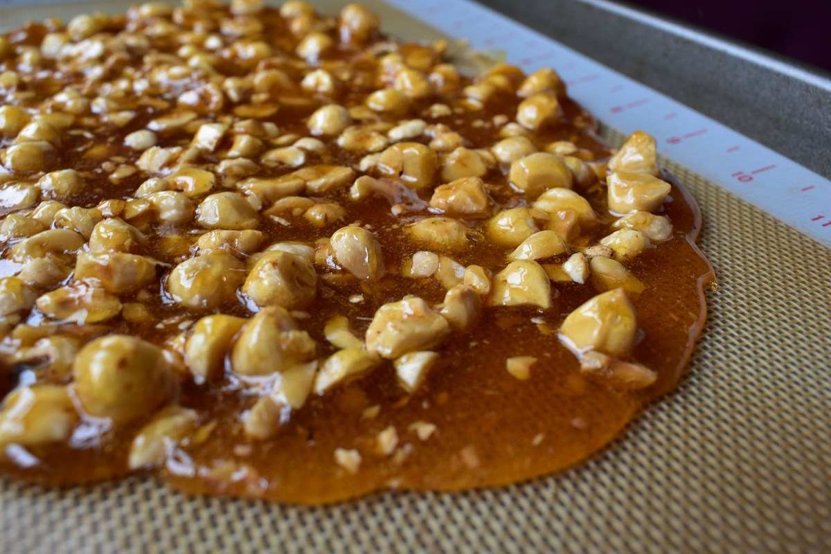 سوهان اصلی با فندق