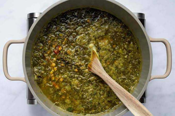 اضافه کردن سبزی به آش