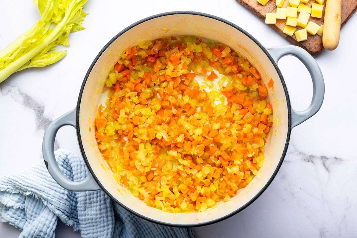 تفت دادن سبزیجات سوپ جو