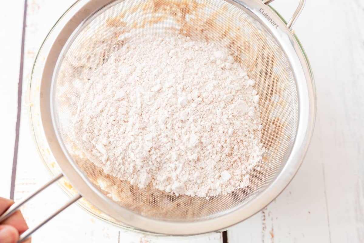 الک کردن آرد برای شیرینی کشمشی